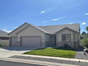 Building Photo - 513 Alta Lakes Ave