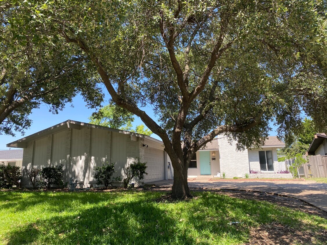 11919 Cromwell Dr, Dallas, TX 75234 House Rental in Dallas, TX