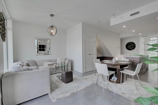 Photo du bâtiment - 203 E 7th Ave