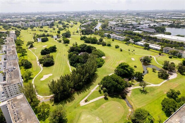 Foto del edificio - 2950 N Palm Aire Dr