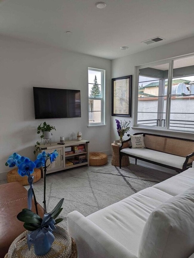Building Photo - Fully furnished 2 Bedroom / 2 Bathroom new...