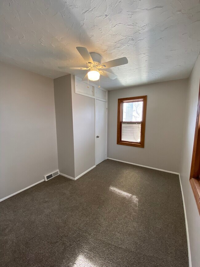 Building Photo - 25700 Farringdon Ave