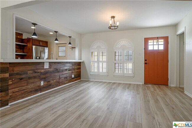 Foto del edificio - 625 Creek Dr