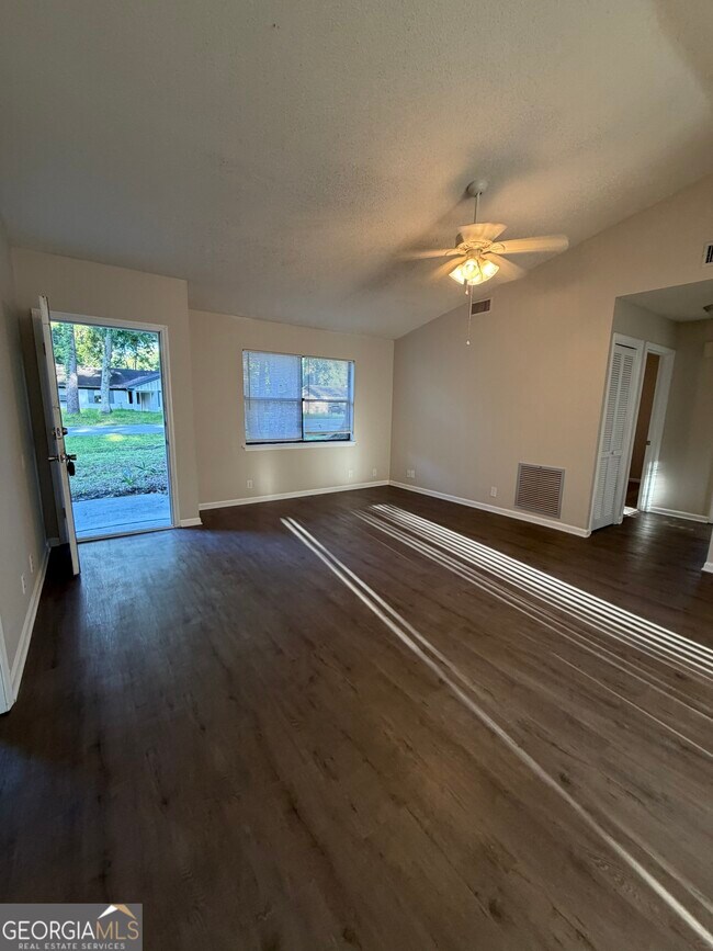 Building Photo - 107 Pineneedle Ct