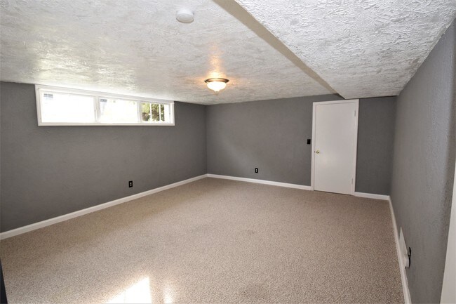 Building Photo - 580 N 200 E