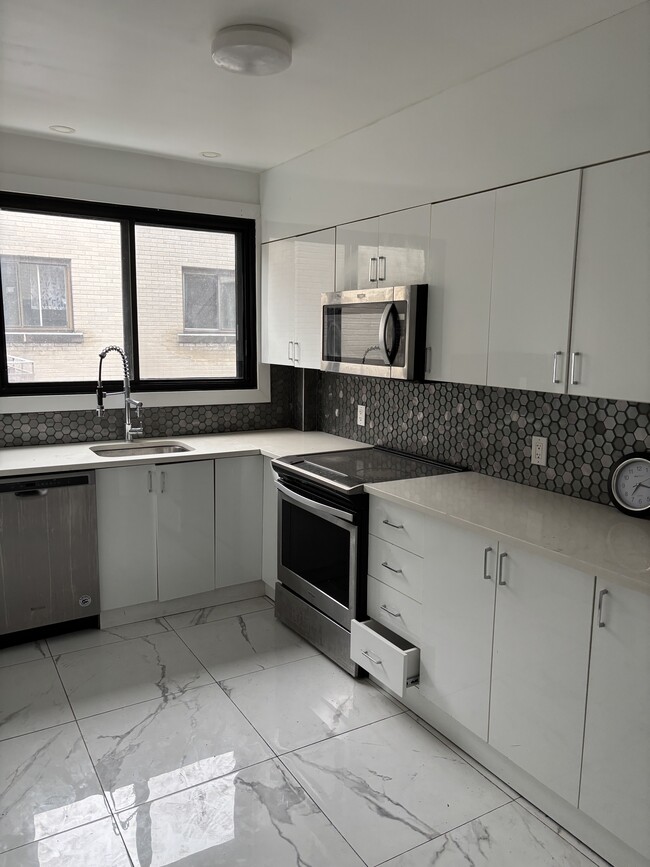 Building Photo - 5480 Av Coronation