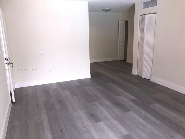 Foto del edificio - 10748 N Kendall Dr