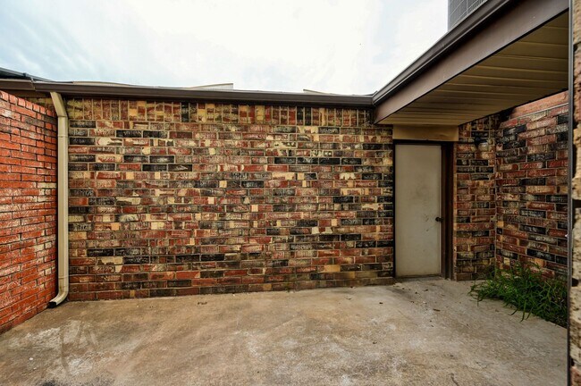 Building Photo - Cute 3 Bed 3 Bath by Penn Park OKC! ** $50...