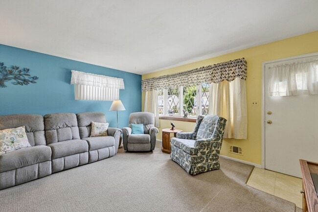 Building Photo - 6 Hammen Ave