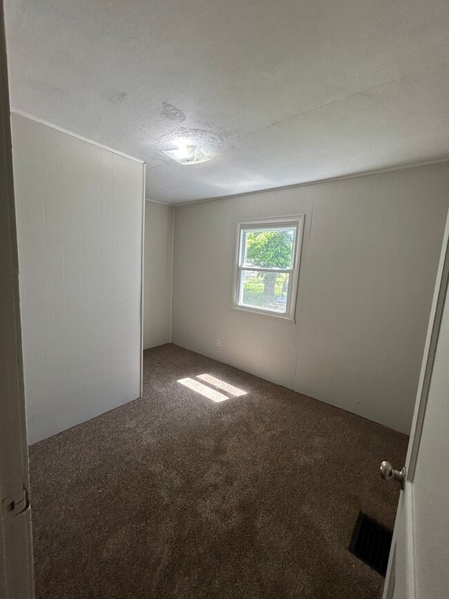 Building Photo - 4505 S Park Dr