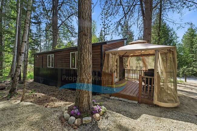 Foto del edificio - 1 Bedroom 1 Bath Cottage Style Studio Home with Off Street Parking Available in Sagle, Idaho!