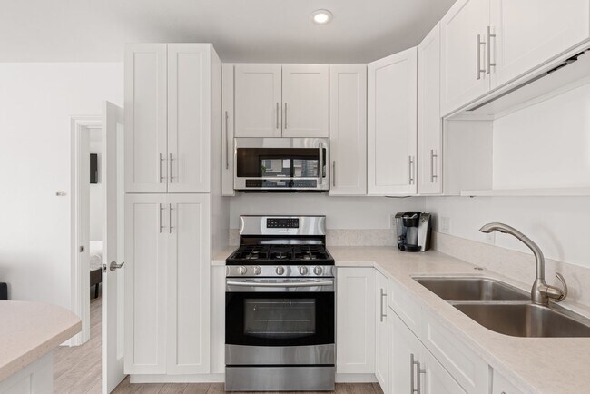 Foto del edificio - Charming 1BR/1BA Cottage - Private Patio w/ Hot Tub - Walk to the Beach