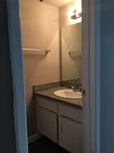 Building Photo - 5625 Antoine Dr