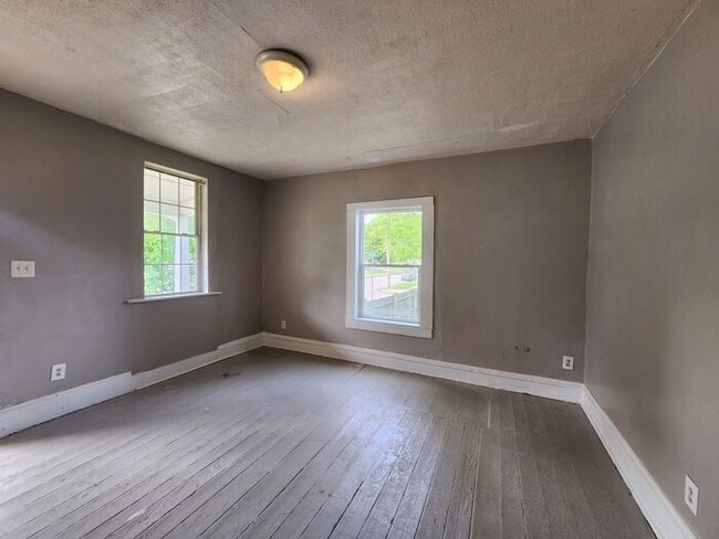 Building Photo - Cozy 2 B 2 BA Duplex - Now $200 Lower in Price !