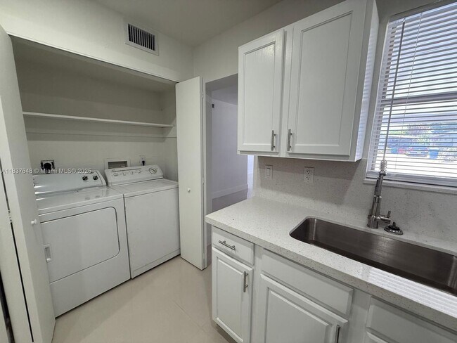Foto del edificio - 1494 W 34th St