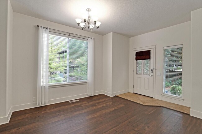 Foto del edificio - 3 Bedroom Townhome in Hillsboro