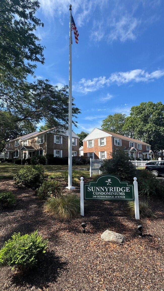 Building Photo - 240 Sunnyridge Ave