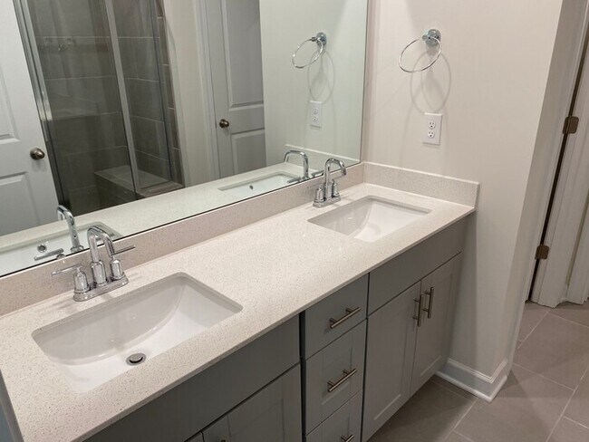 Building Photo - Nice 3 bedroom 2.5 bath