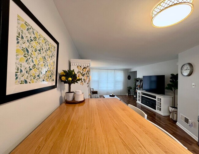 Building Photo - Dreamy 2 Bedroom, 1 Bathroom Townhome in t...