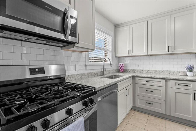 Building Photo - 5621 Kingsport Dr
