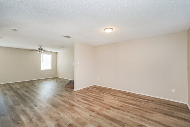 Building Photo - 1808 Lariat Dr