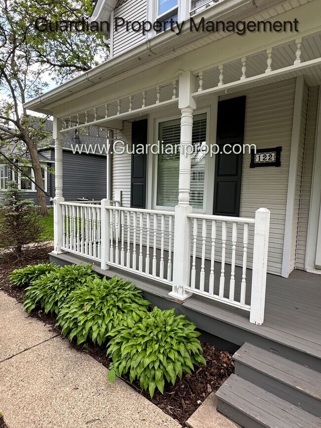 Foto del edificio - Downtown Hopkins SFH, Fenced Yard, Patio, Spacious Primary, 4 Car Detached Garage