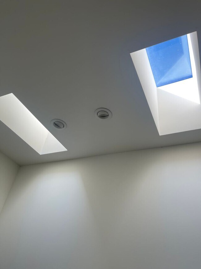 Building Photo - 1542 N Hoover St