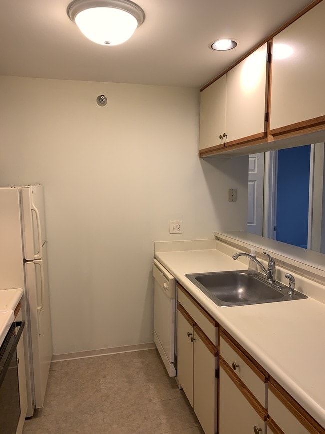 Building Photo - 212 Glengarry Dr
