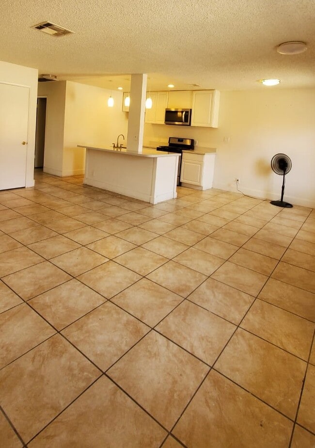 Open plan Living/Dining/Kitchen area - 82145 Valencia Ave