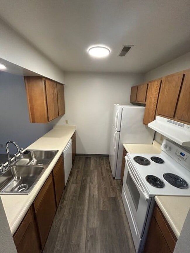 Building Photo - 1 bedroom 1 bath, Top floor apartment - Up...