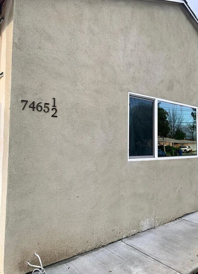 Foto del edificio - 7465-1-2-Garden-Grove-Ave
