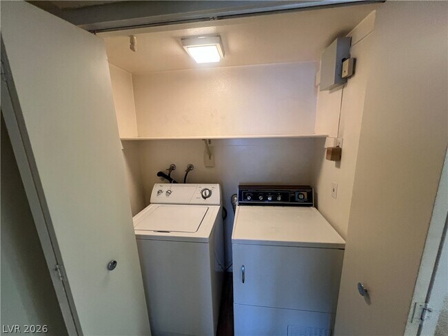 Foto del edificio - 7100 W Pirates Cove Rd