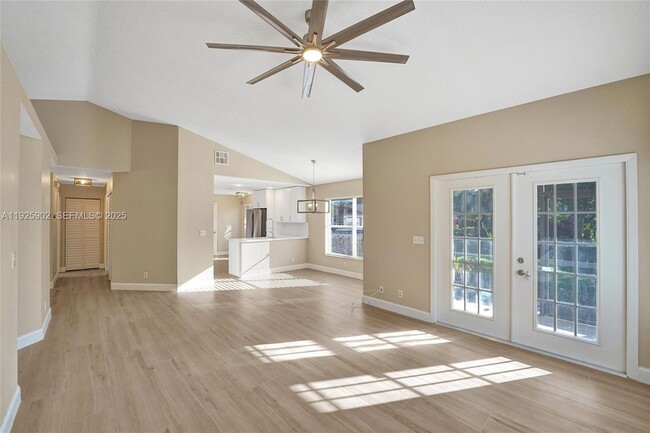 Foto del edificio - 9012 Lake Park Cir S