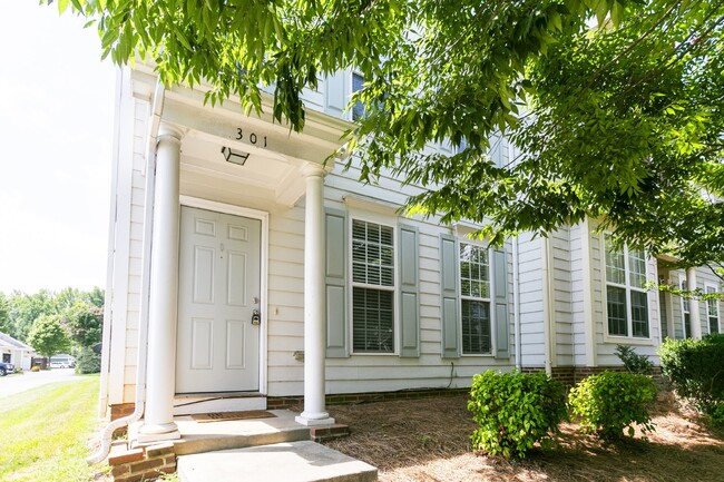 Building Photo - Updated End Unit Townhome in Pittsboro!