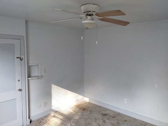 Building Photo - 615 S Center St