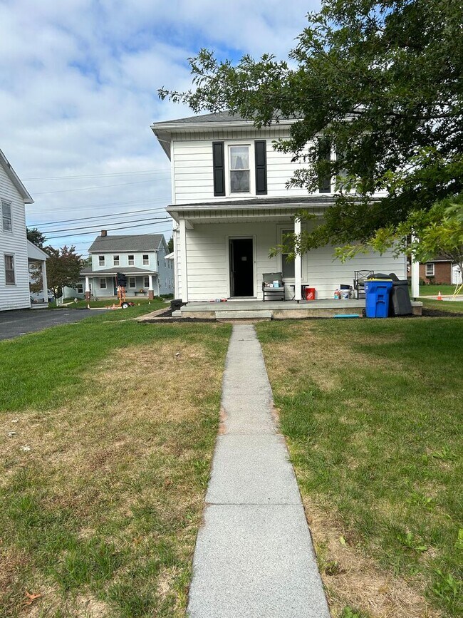 Foto del edificio - 3 Bedroom, 1.5 bathroom Home with 2-Car Garage!!