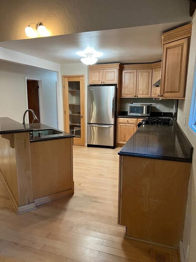 Building Photo - 4275 Glenwood Dr