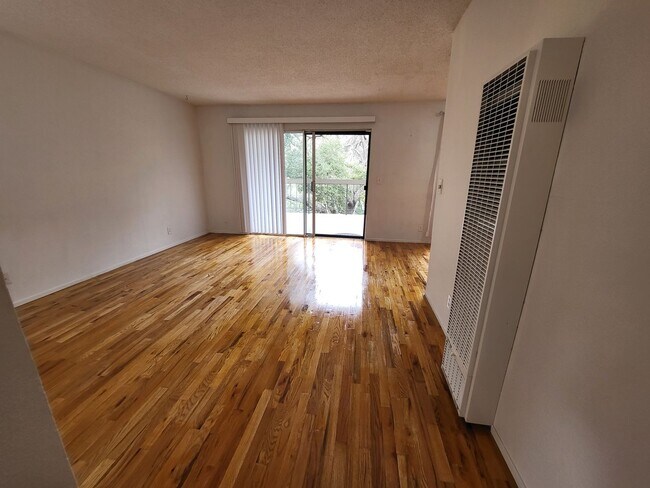 Building Photo - Lower Level Condo in the Nestled Hills of ...