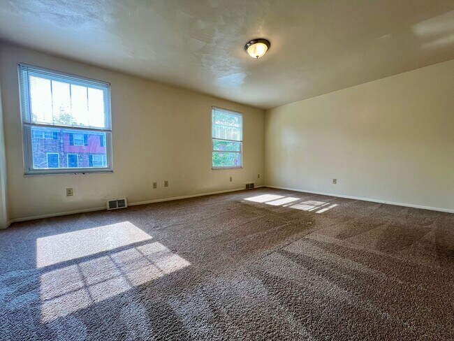 Foto del edificio - Amazing 2 BR Apartment at Regency Place! Great Plum Location! Central A/C & MORE! CALL TODAY!