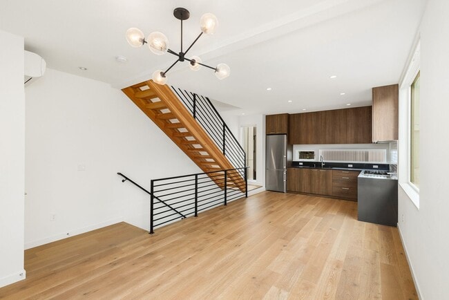 Foto del edificio - Eastlake 3 Bedroom Townhouse with Rooftop Deck/Views