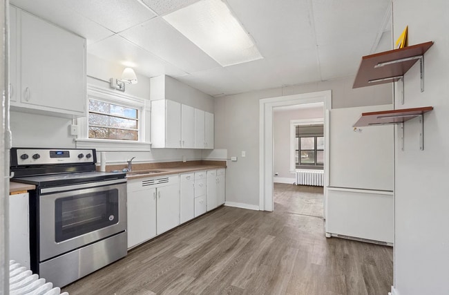 Building Photo - HALF OFF FIRST MONTHS RENT SPECIAL 4 Bedro...