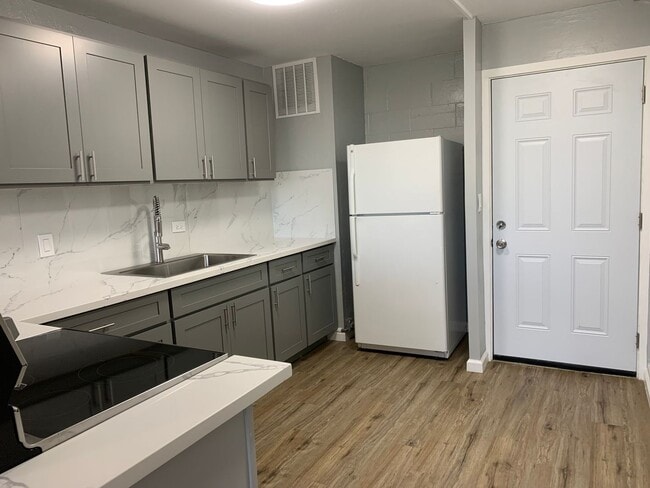 Building Photo - 2Bed/1.5Bth Remodeled fresh clean..like new move in ready now!