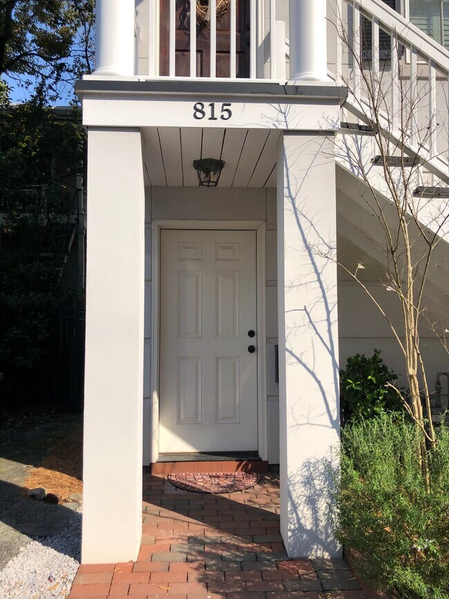 Entrada principal - 815 Howard St