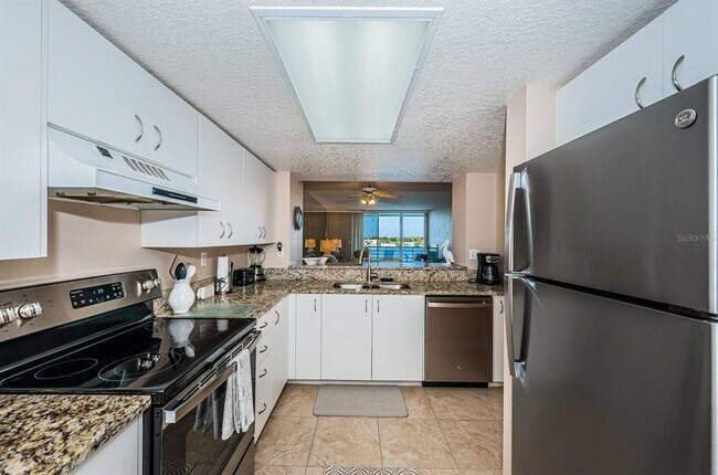 Building Photo - 6093 Bahia Del Mar Cir N