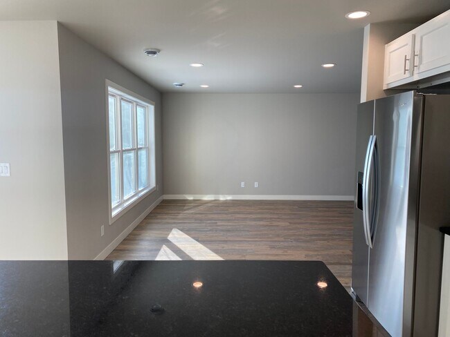 Building Photo - 4 Bed, 2.5 Bath Available Now - NEW INCENT...