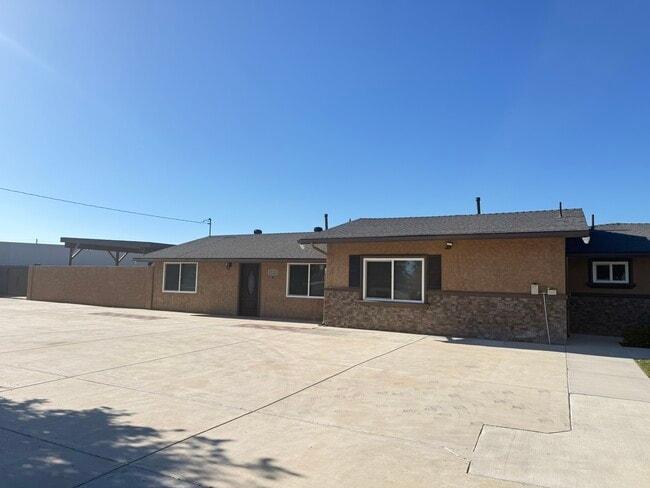 Building Photo - 3488 Riverside Dr