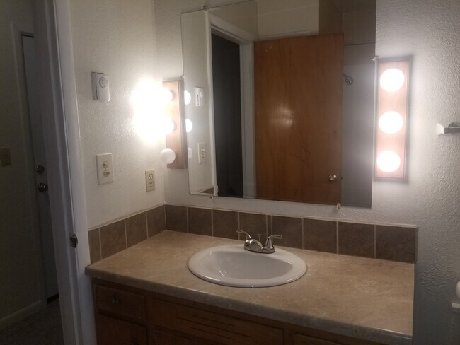 Foto del edificio - 828 25th St SE