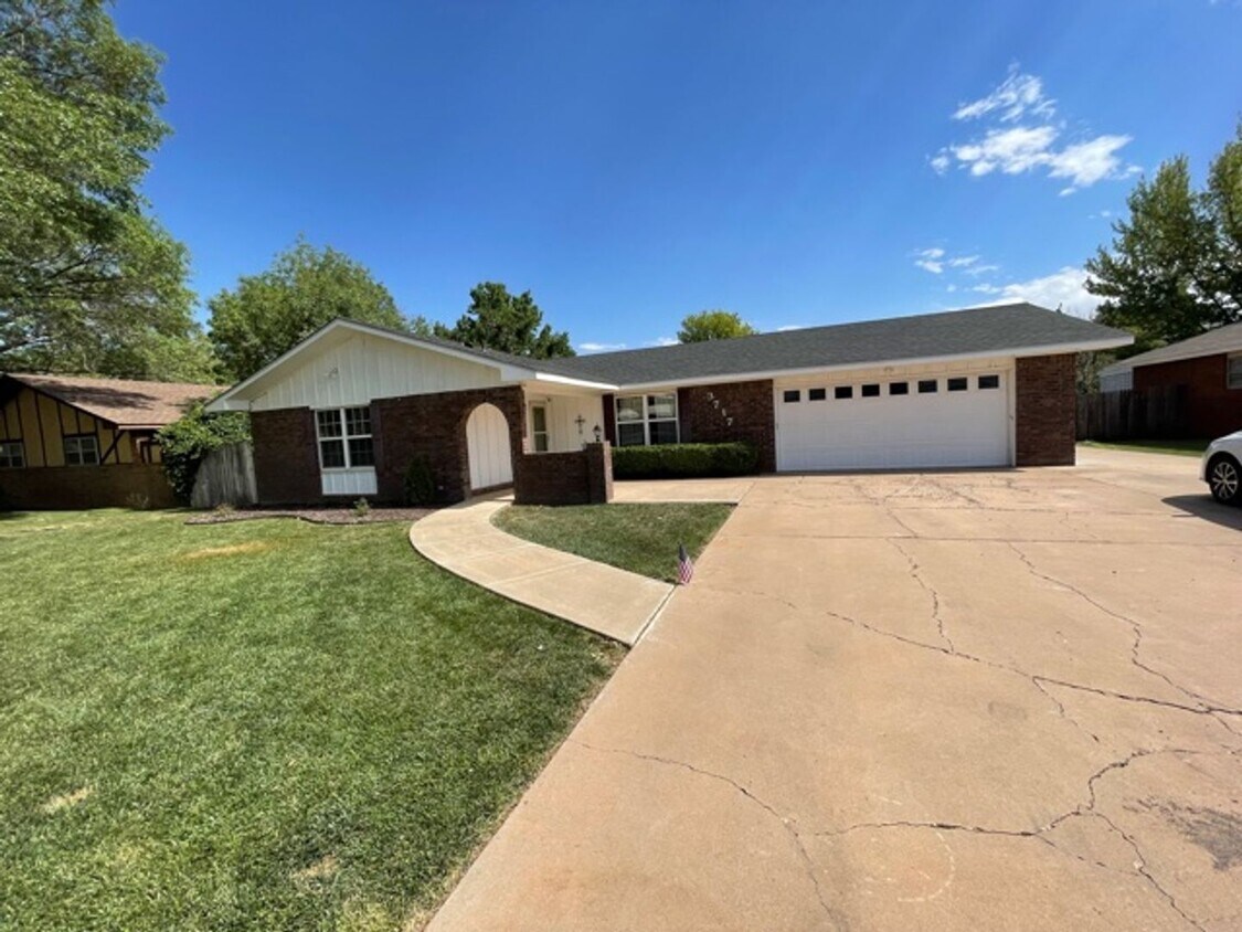 Foto principal - Cozy and Comfy 3 Bed! Mesa/Zia School Dist...