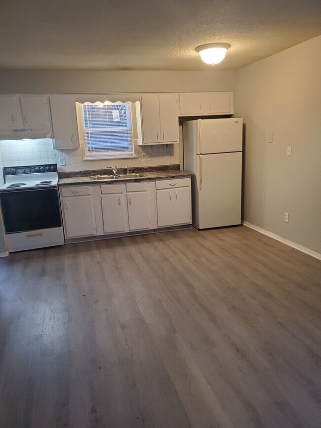 Building Photo - 734 Demaret Dr