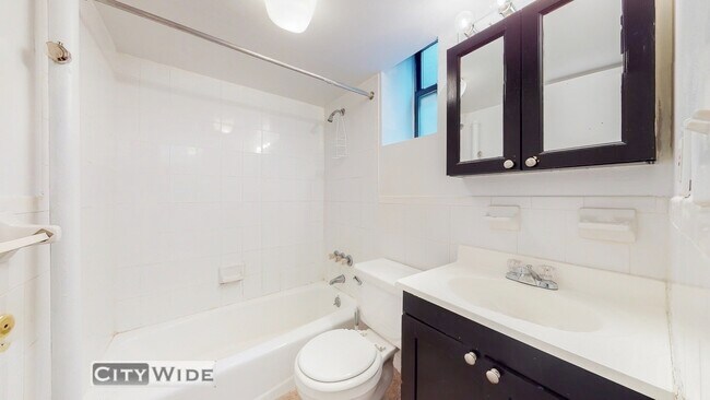 Foto del edificio - 320 E 93rd St